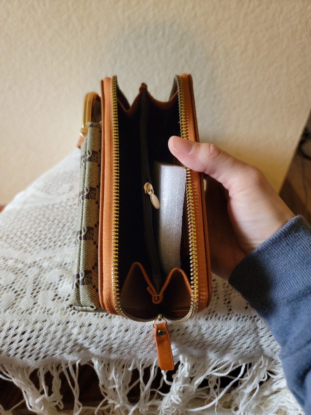 Classic Beige and Brown Kiss-Lock Crossbody Bag - Picture 4 of 5